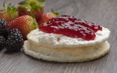 Geleia de frutas vermelhas com biscoito de arroz branco