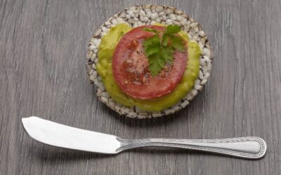 Guacamole do chef com biscoito de arroz negro
